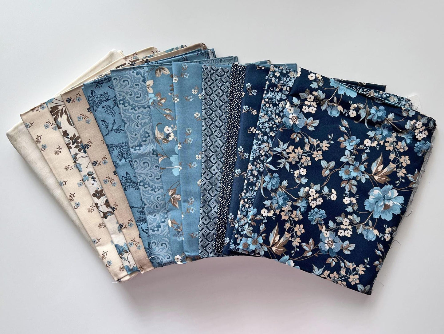 DESTASH Bluebells Sonnet Bleu Quilt Kit, Craftsy Boundless Fabrics, Blue Beige Floral Quilt Kit