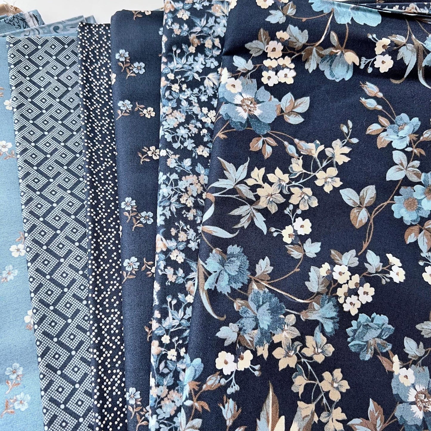 DESTASH Bluebells Sonnet Bleu Quilt Kit, Craftsy Boundless Fabrics, Blue Beige Floral Quilt Kit