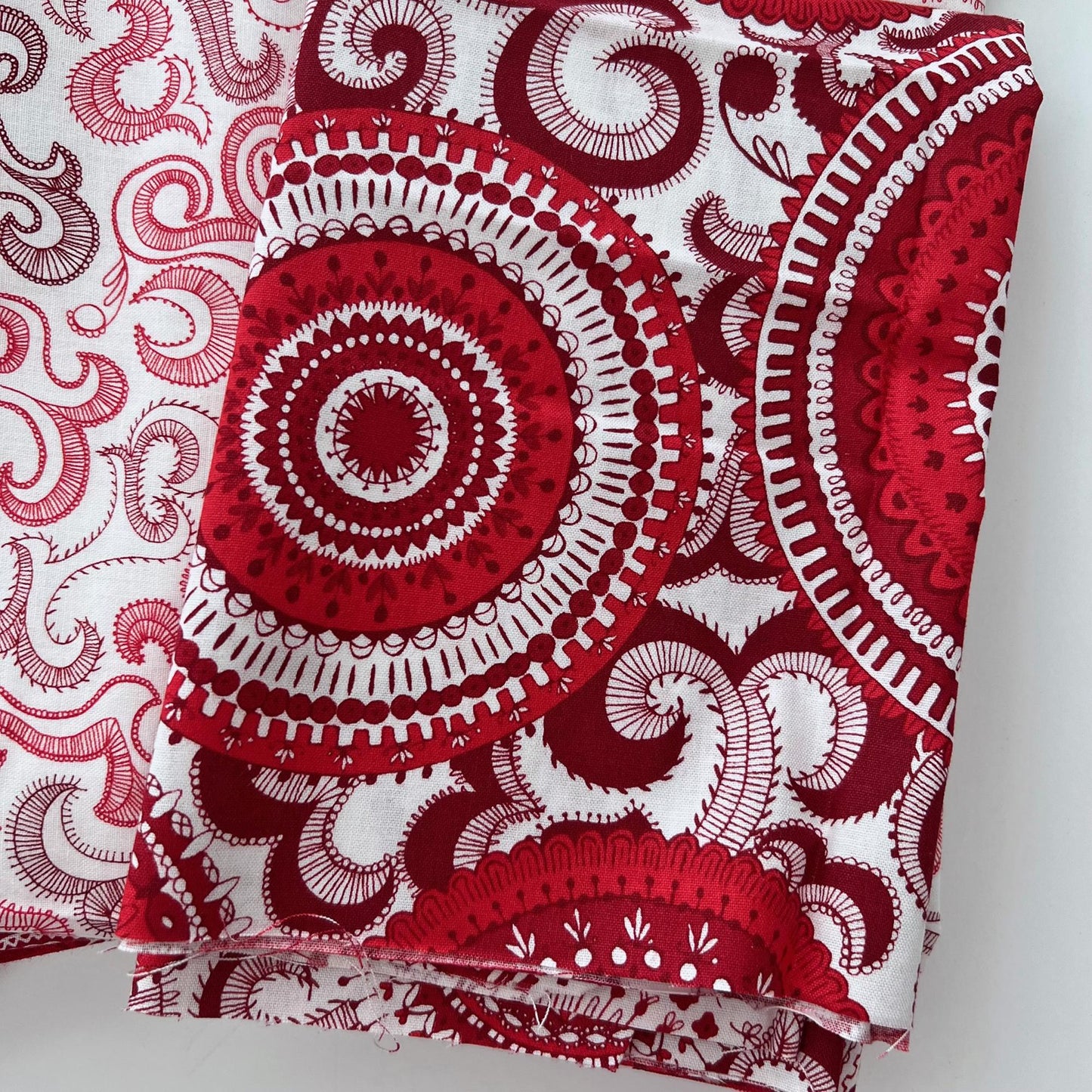 DESTASH Floating Stars Throw Quilt Kit, Connecting Threads Rhapsody in Reds, Red White Floral Lap Throw Quilt Kit