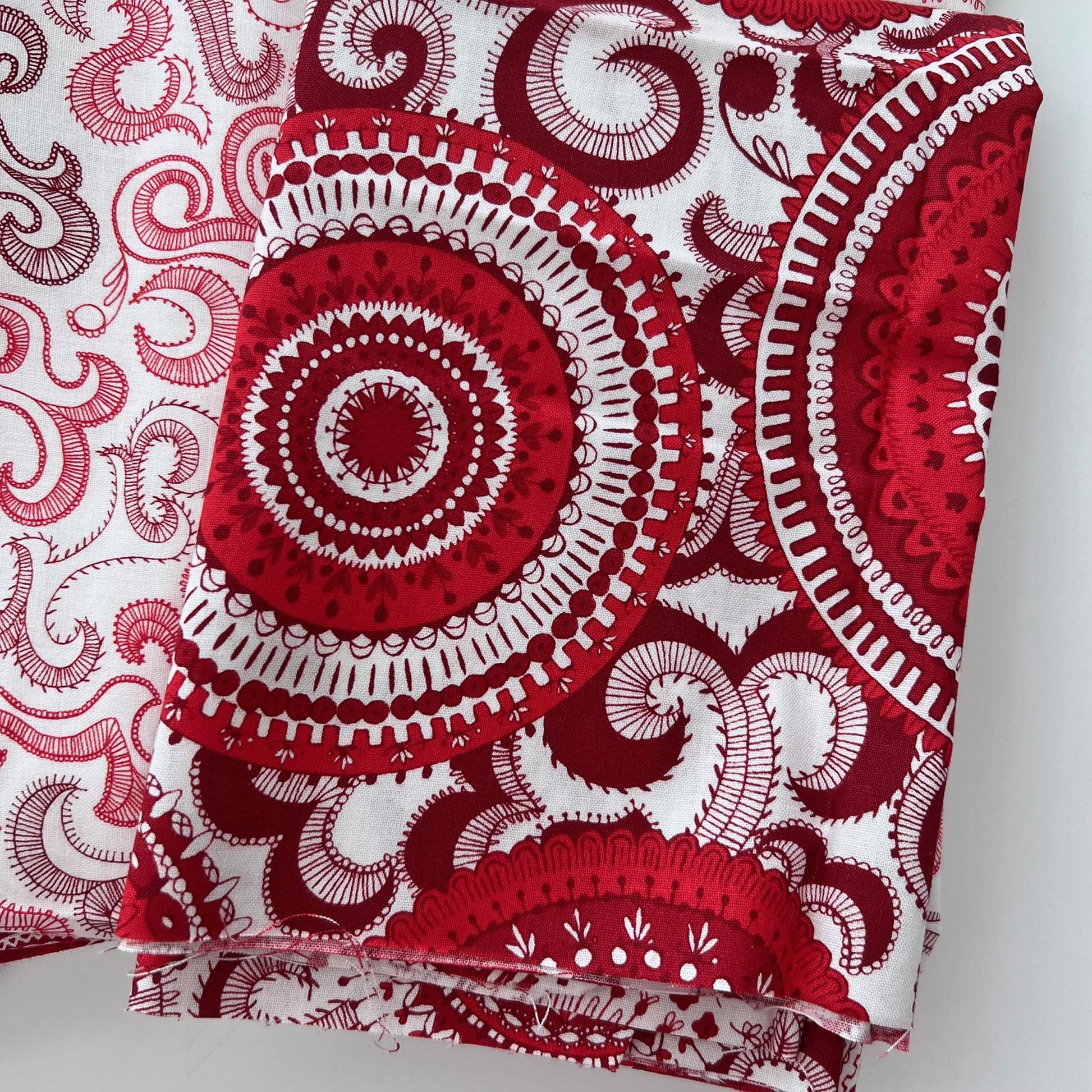 DESTASH Floating Stars Throw Quilt Kit, Connecting Threads Rhapsody in Reds, Red White Floral Lap Throw Quilt Kit