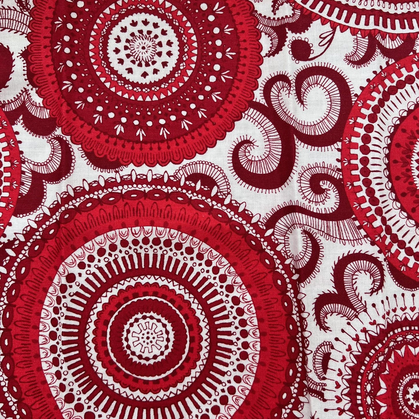 DESTASH Floating Stars Throw Quilt Kit, Connecting Threads Rhapsody in Reds, Red White Floral Lap Throw Quilt Kit