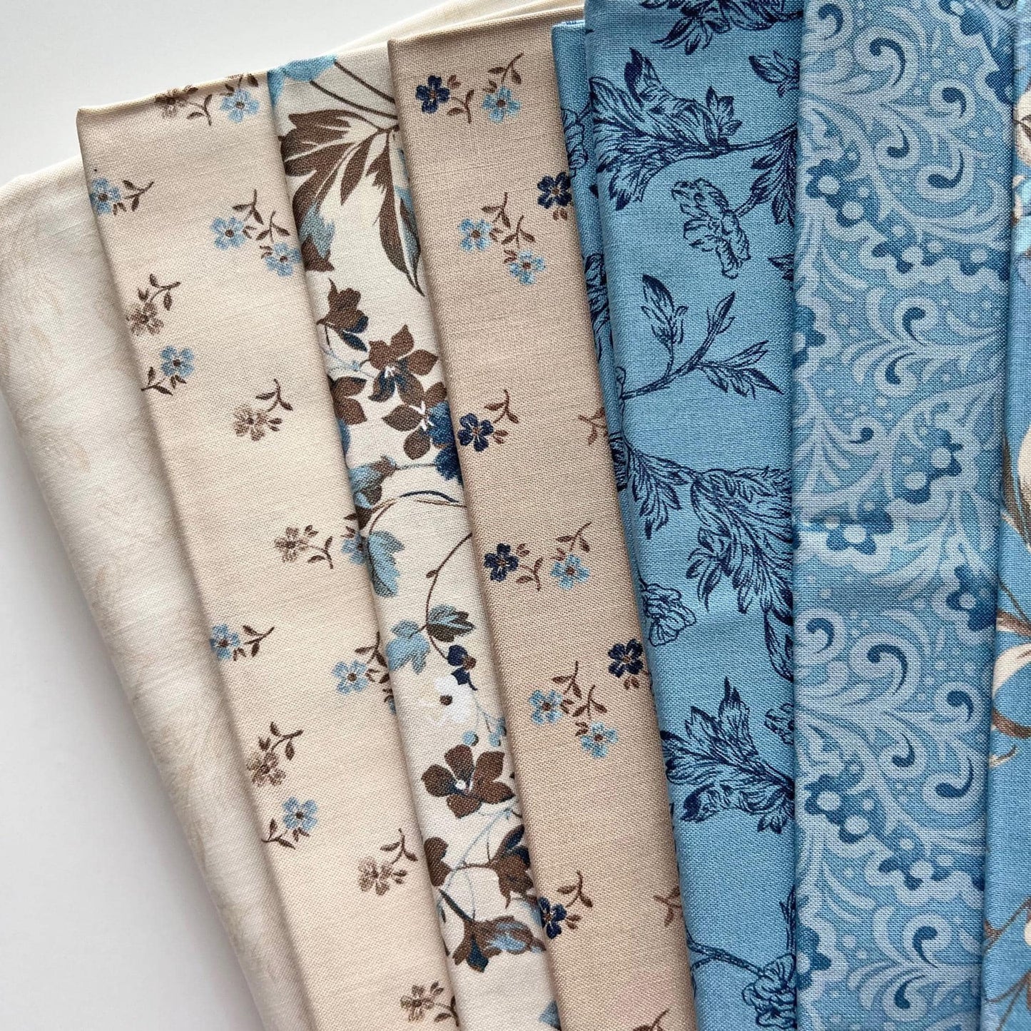 DESTASH Bluebells Sonnet Bleu Quilt Kit, Craftsy Boundless Fabrics, Blue Beige Floral Quilt Kit