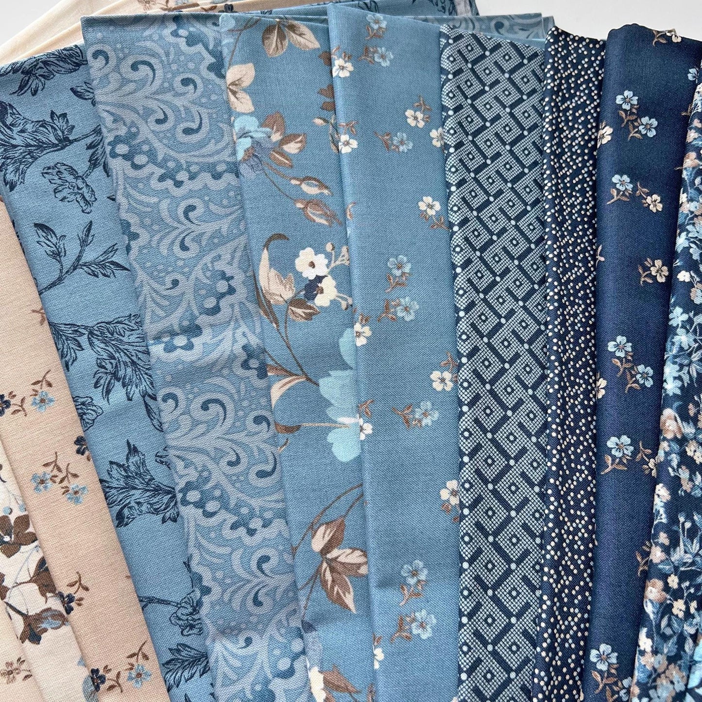 DESTASH Bluebells Sonnet Bleu Quilt Kit, Craftsy Boundless Fabrics, Blue Beige Floral Quilt Kit