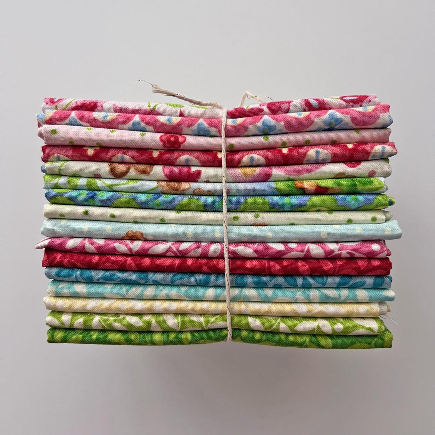 DESTASH Suzette 16 Fat Quarter Bundle, Clotilde 270576, Green Blue Pink Floral Fat Quarters